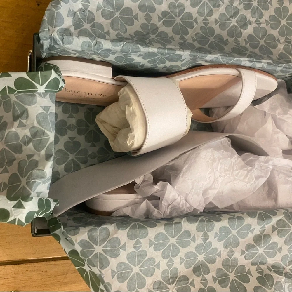 Kate Spade Women’s Sandals Fabi White Leather Flower New Size 9